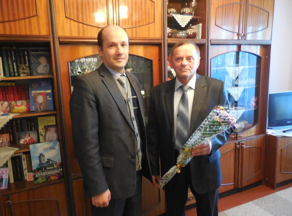 директор Деражнянської районної філії Хмельницького ОЦЗ Олександр Войтюк з Володимиром Варгатим (директор Деражнянського РЦЗ 1991-2009р)